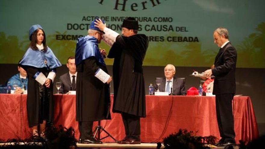 Tomás Torres en el momento en que es investido como doctor honoris causa por parte del rector, Jesús Pastor, ayer en el escenario del Gran Teatro.