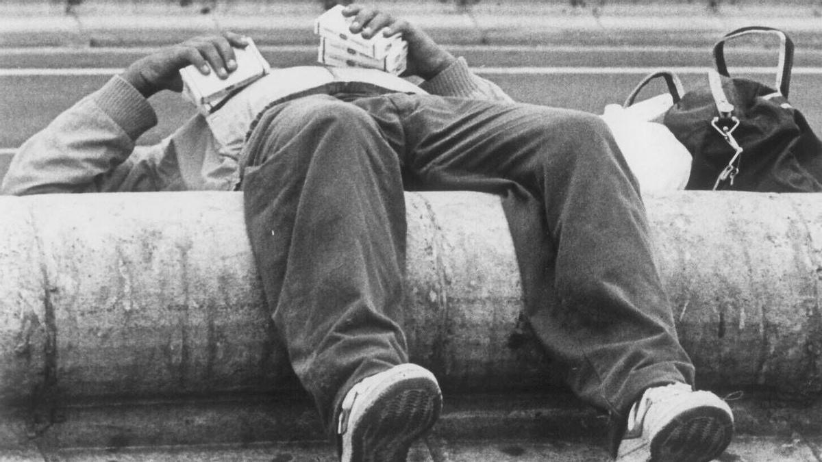 Un vendedor ambulante de pañuelos acostado en la vía pública, en una imagen de archivo
