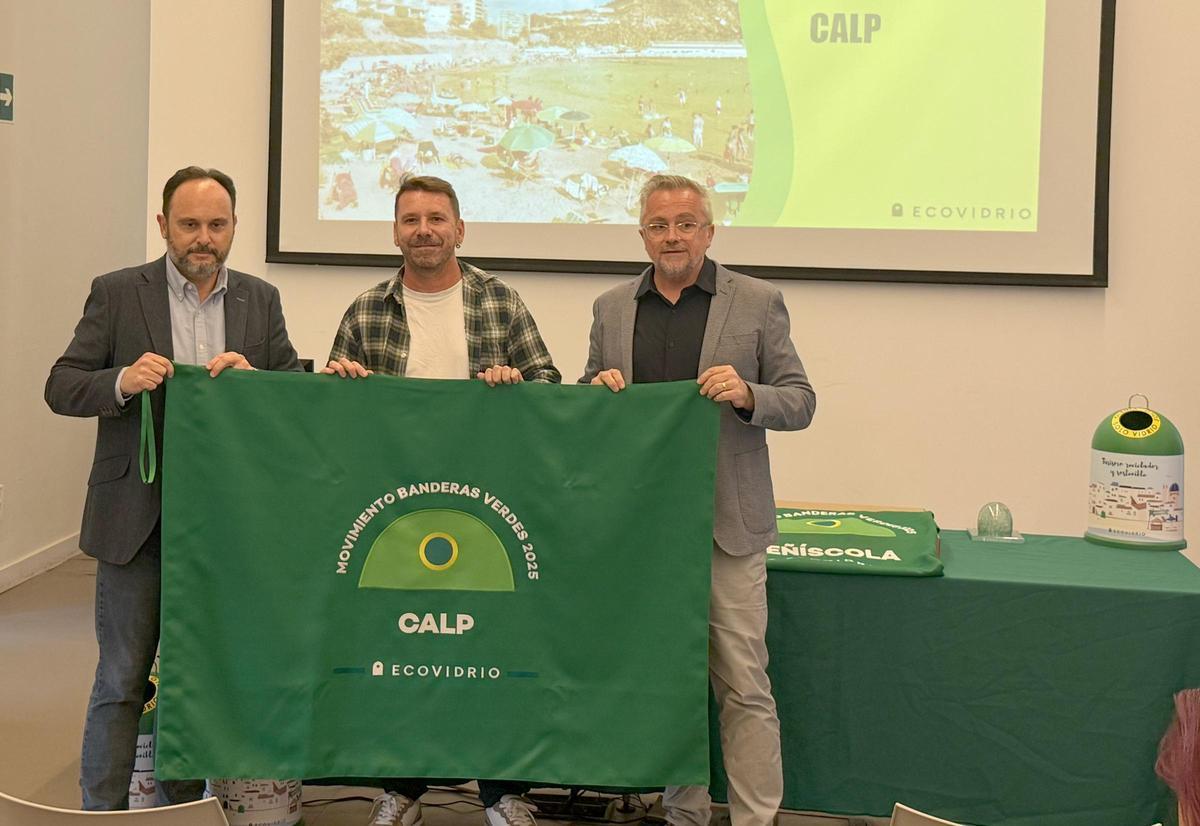El concejal de Medio Ambiente de Calp, Pedro Moll, recibe de manos del director general de Calidad y Educación Ambiental, Jorge Blanco, y del subdirector de Gerencias Zona Este de Ecovidrio, Roberto Fuentes, la bandera verde tras resultar ganador en la edición de este año.