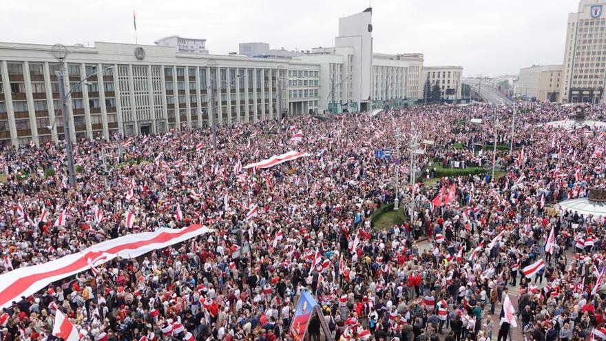 Desenes de milers de persones protesten a Minsk contra Lukashenko