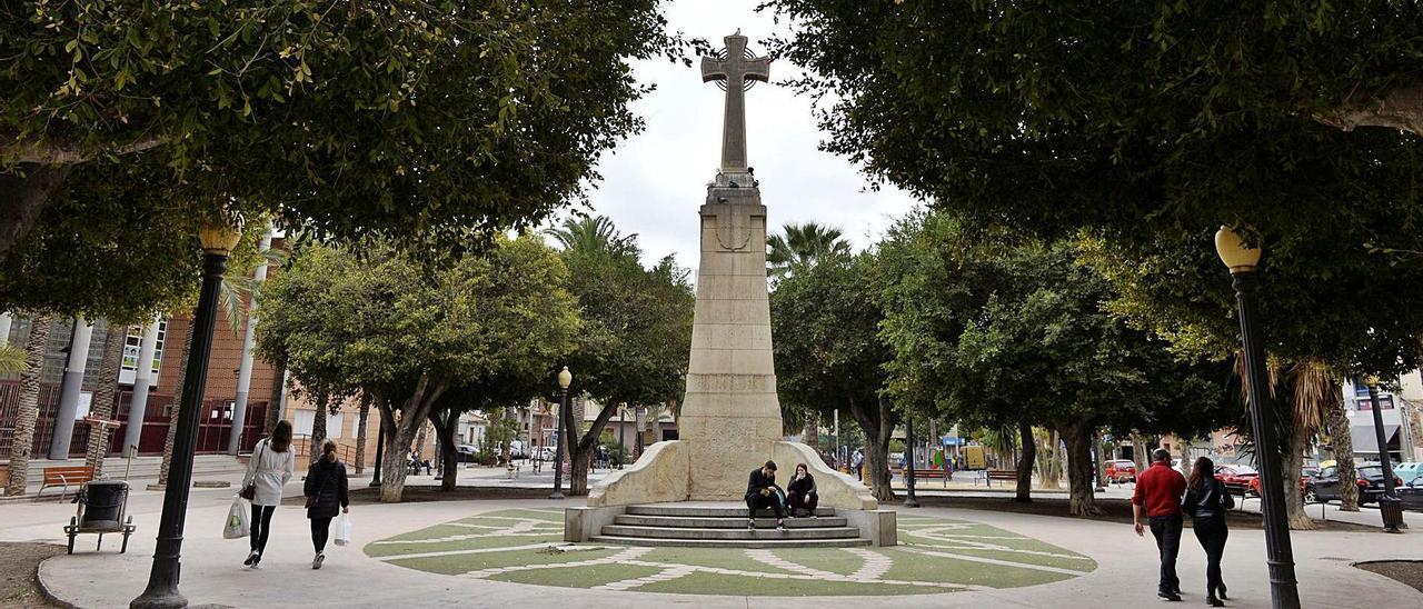 La Cruz de los Caídos que preside el Paseo de Germanías de Elche desde 1944.