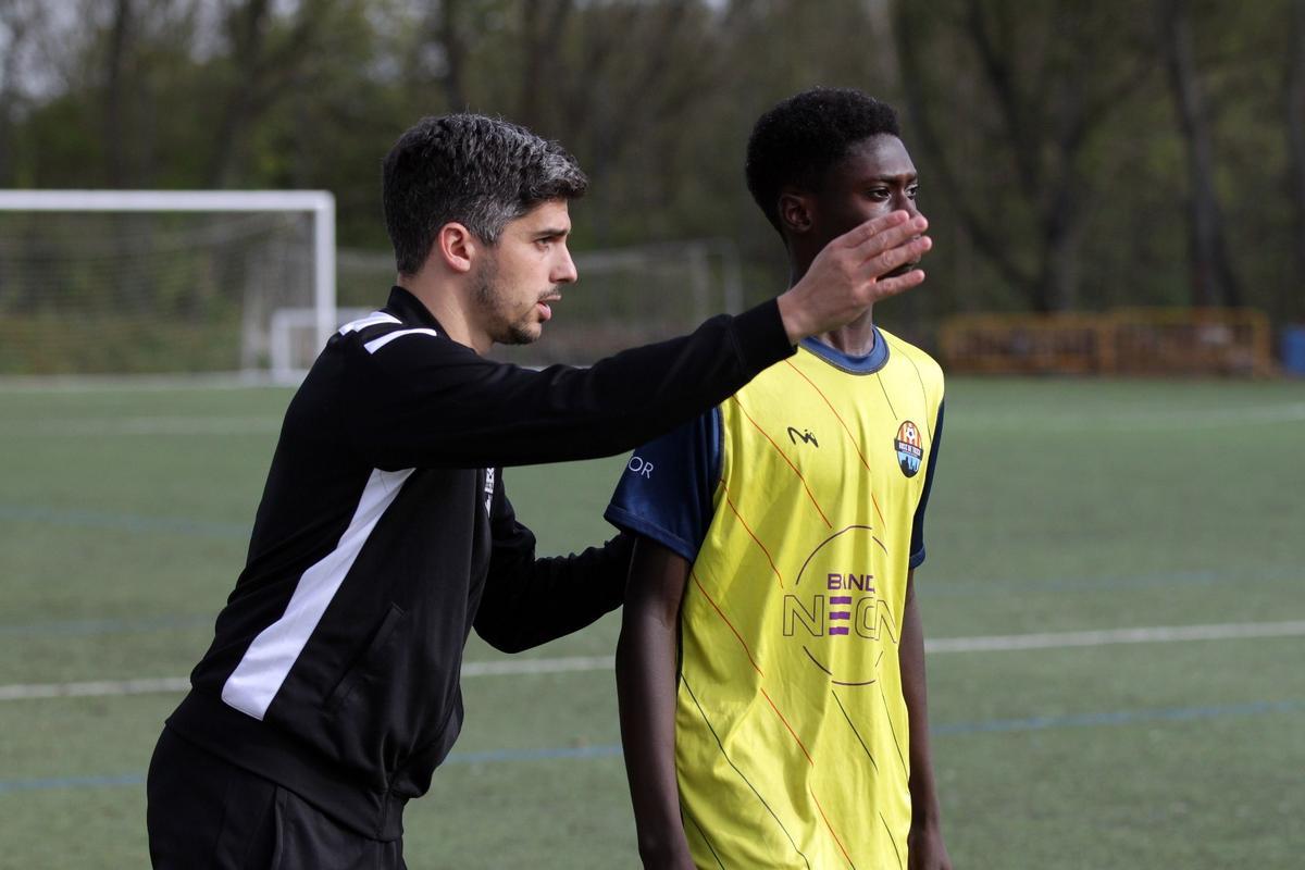 Uri Santos, dirigint un partit del Bosc de Tosca.