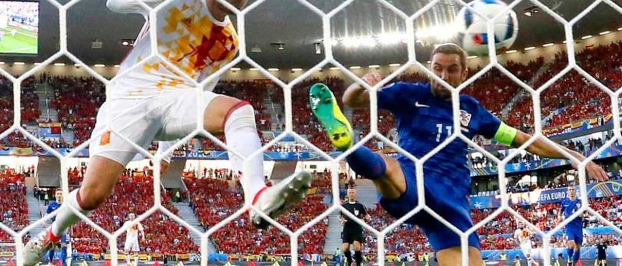 Morata consigue el gol de España ante Croacia al remachar sobre la línea de gol el envío de Fábregas.