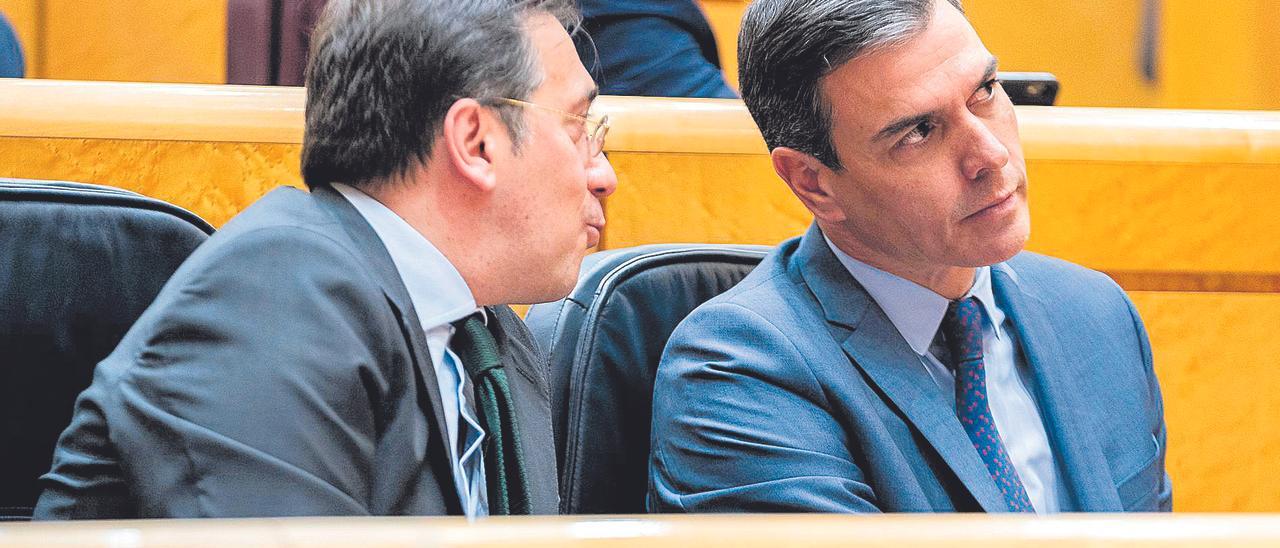 Pedro Sánchez y José Manuel Albares, ayer en el Senado.