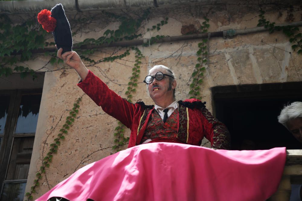 Palma feiert Stierlauf von Pamplona mit Schubkarren