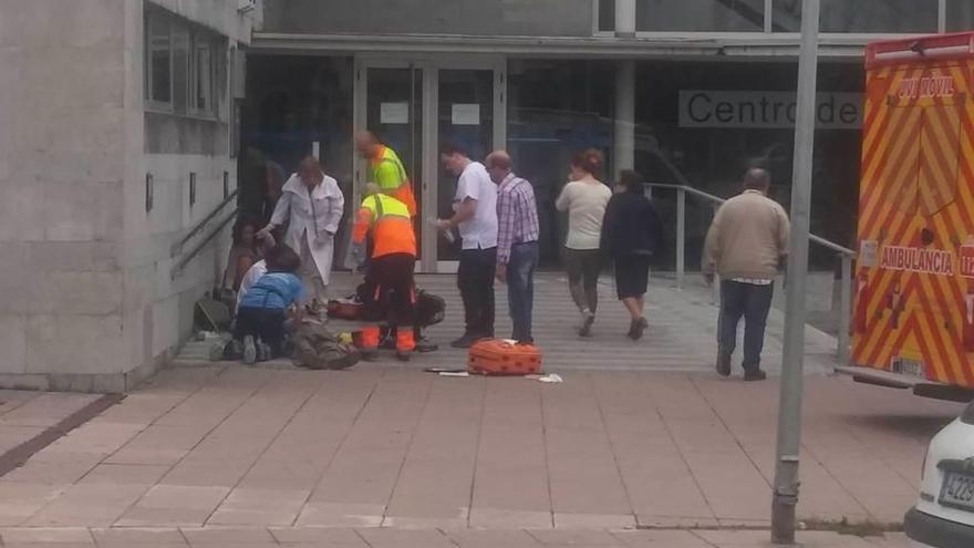 Los equipos de emergencias intentan reanimar al hombre en los accesos al centro de salud de Moreda.