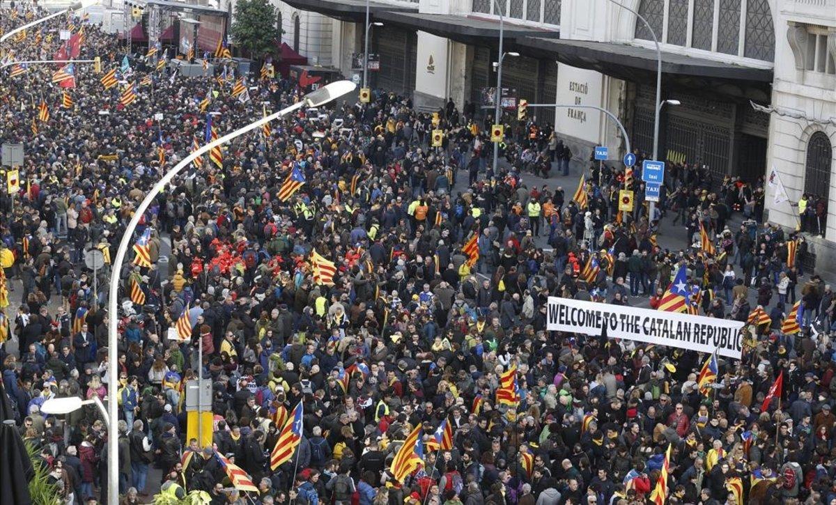 Manifestantes frente a la estación de França, muy cerca de la Llotja de Mar Manifestantes frente a la estación de França, muy cerca de la Llotja de Mar