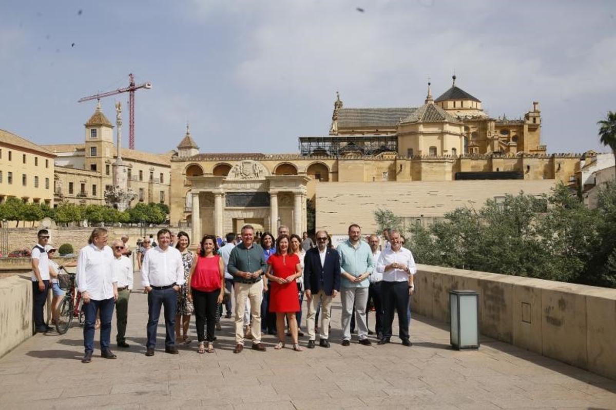 El candidato socialista a la Junta de Andalucía y secretario general del PSOE-A, Juan Espadas, junto a los presidentes autonómicos socialistas Ximo Puig (Valencia), Guillermo Fernández Vara (Extremadura), Concha Andreu (La Rioja), Francina Armengol (Baleares), Javier Lambán (Aragón), Adrián Barbón (Asturias) y Ángel Víctor Torres (Canarias), además de la portavoz en el Senado del partido, Eva Granados, este 12 de junio de 2022 antes de su mitin conjunto de campaña en Córdoba.