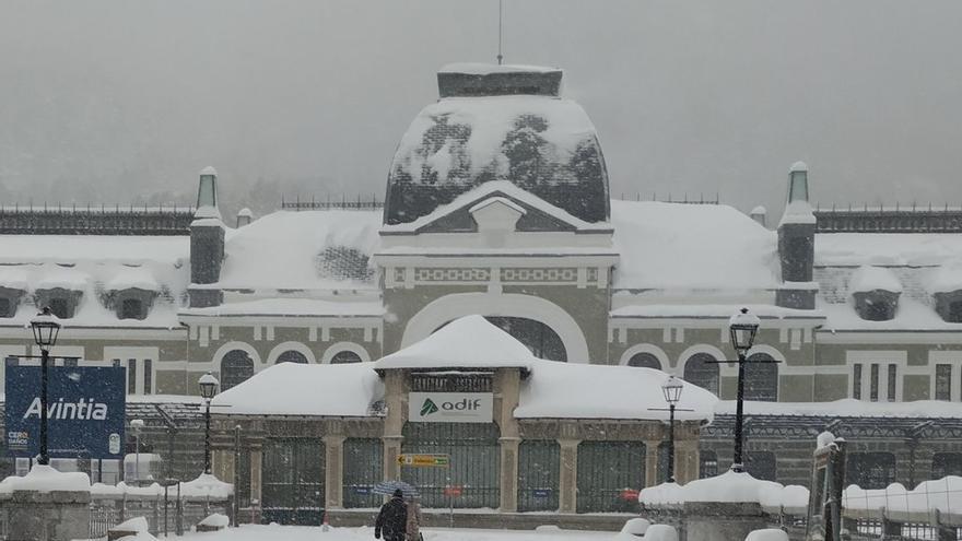 Estampa de nieve en la histórica estación de Canfranc en el año 2021.