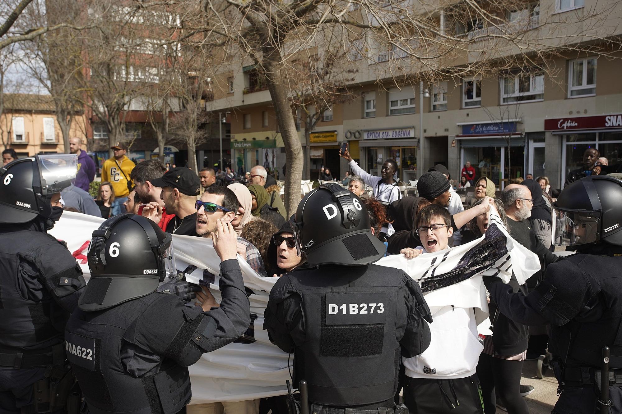 Un centenar de persones es manifesten contra un acte electoral de VOX a Girona