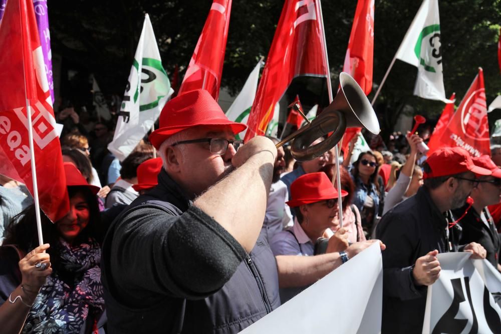 500 funcionarios piden por  las calles la dimisión de Salom