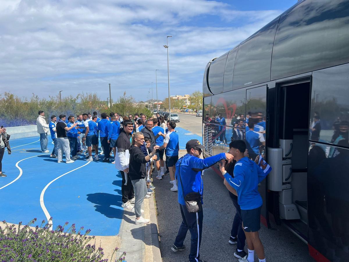Un grupo de aficionados despidió ayer al Águilas, al que mostró su apoyo