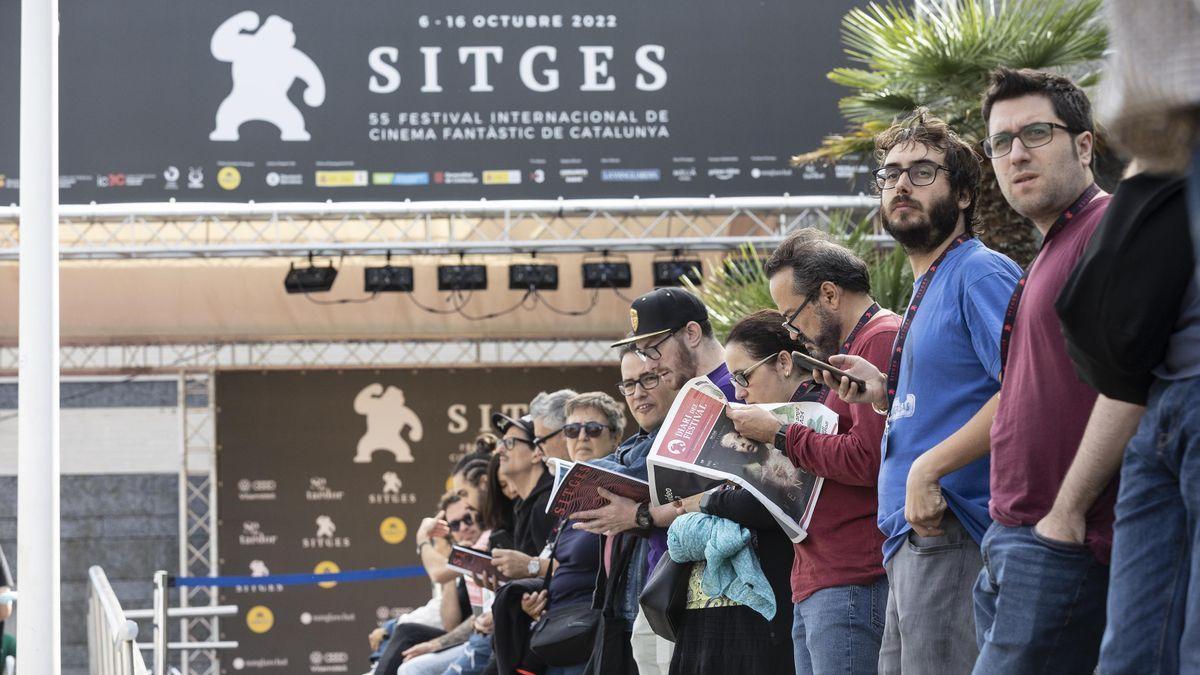 Ambiente en las colas del festival de Sitges para entrar en una de las sesiones de la primera jornada.