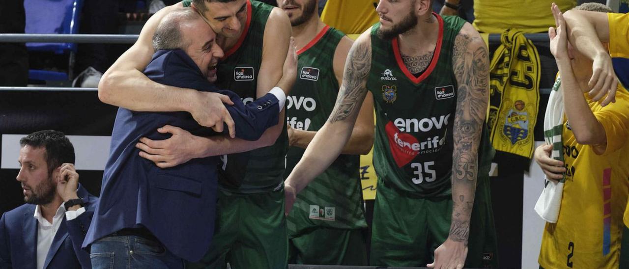 Vidorreta se abraza con Shermadini tras sustituir al pívot en los segundos finales del partido.