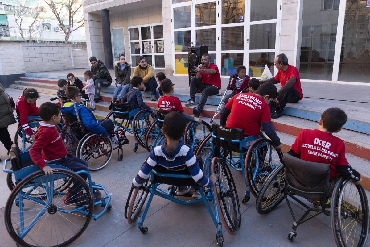 Clases de deporte adaptado en el CEIP Tomás de Villaroya de Valencia.