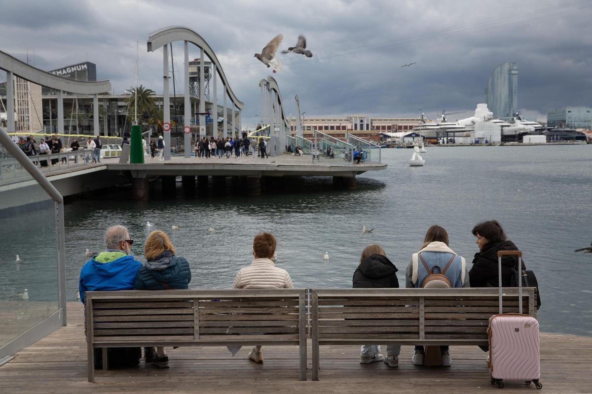 Los turistas llenan Barcelona pese al mal tiempo