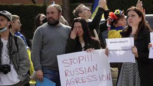 Ucranianos y rusos protestan ante el consulado de Rusia en Barcelona.