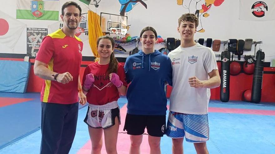 El seleccionador nacional con los tres representantes del BoxSafor