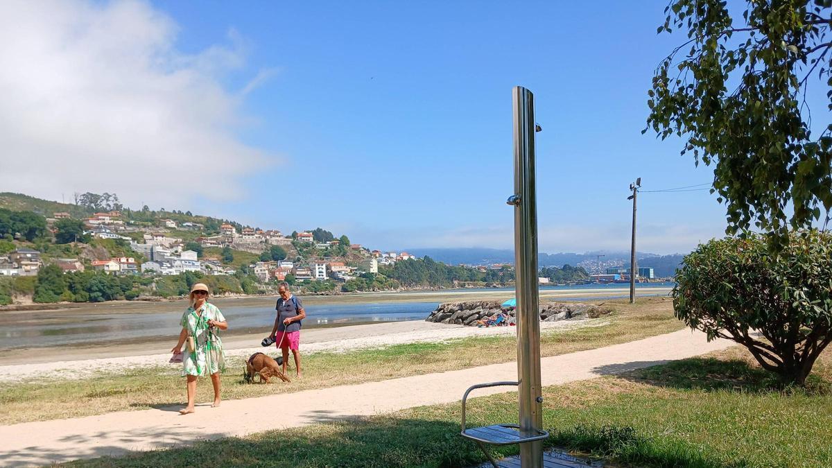 La red municipal sigue sin problemas y manteniendo servicios como las duchas en las playas.