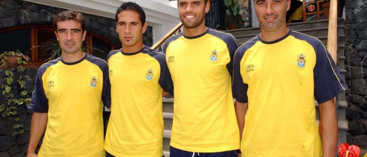 Juan Carlos Carcedo -1ºi-, junto a De la Guardia, Alberto y Víctor Afonso, en el Parador de Barlovento (La Palma), en la foto de los capitanes en la pretemporada (2005). | | LP/DLP