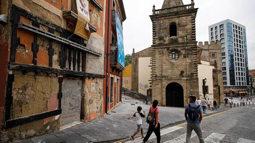 Así se vive en barrios con historia: Cimavilla tiene vecinos todo el día; el Oviedo antiguo pasa mañanas y tardes solitarias