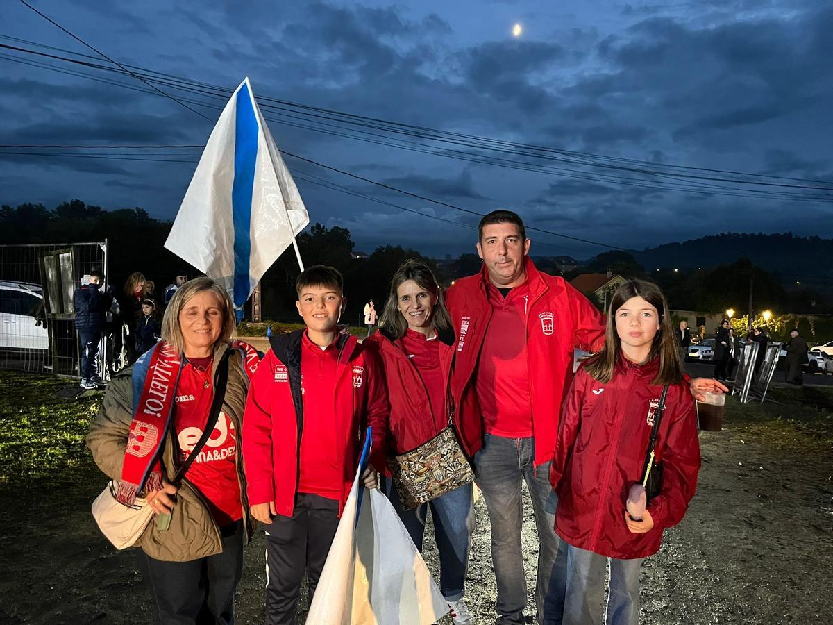 La familia Trillo, de camino al García Calvo para animar al Negreira