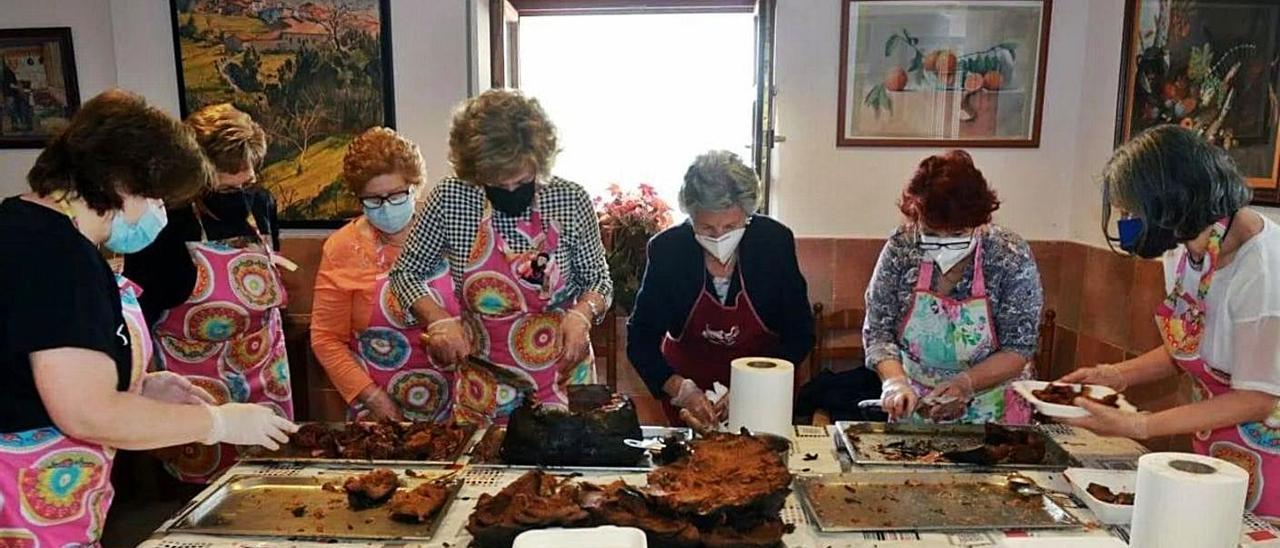 Integrantes de la asociación, cortando boroña en Torazu. | Olaya Pena