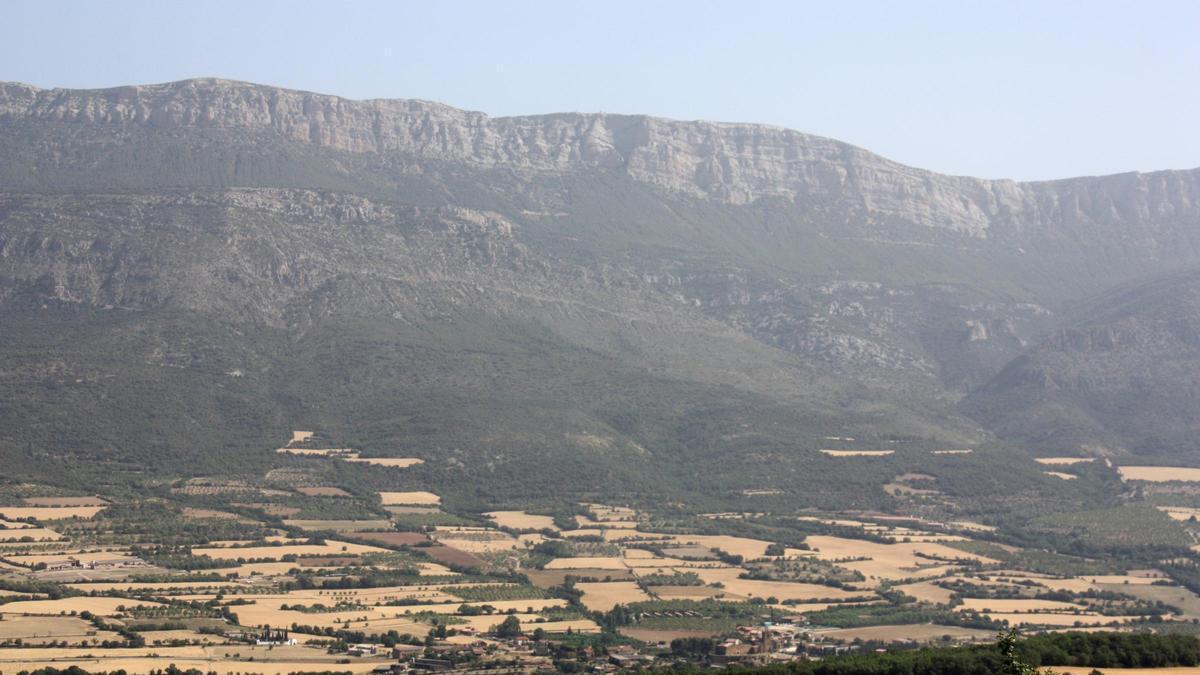 Pla general on es veu part de la serra del Montsec i el municipi d'Àger, des d'un mirador situat al port d'Àger, el 27 de juny de 2019
