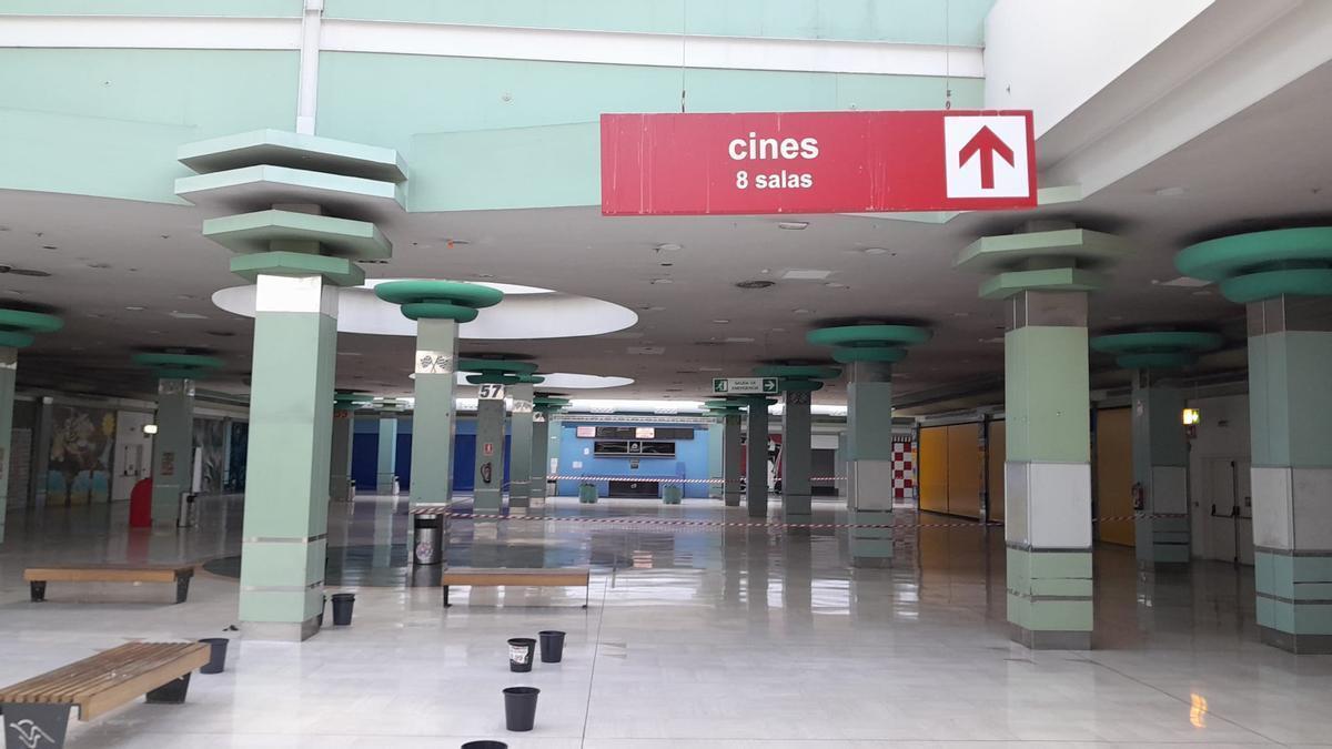 La zona de ocio del centro comercial, con la entrada a los cines al fondo.