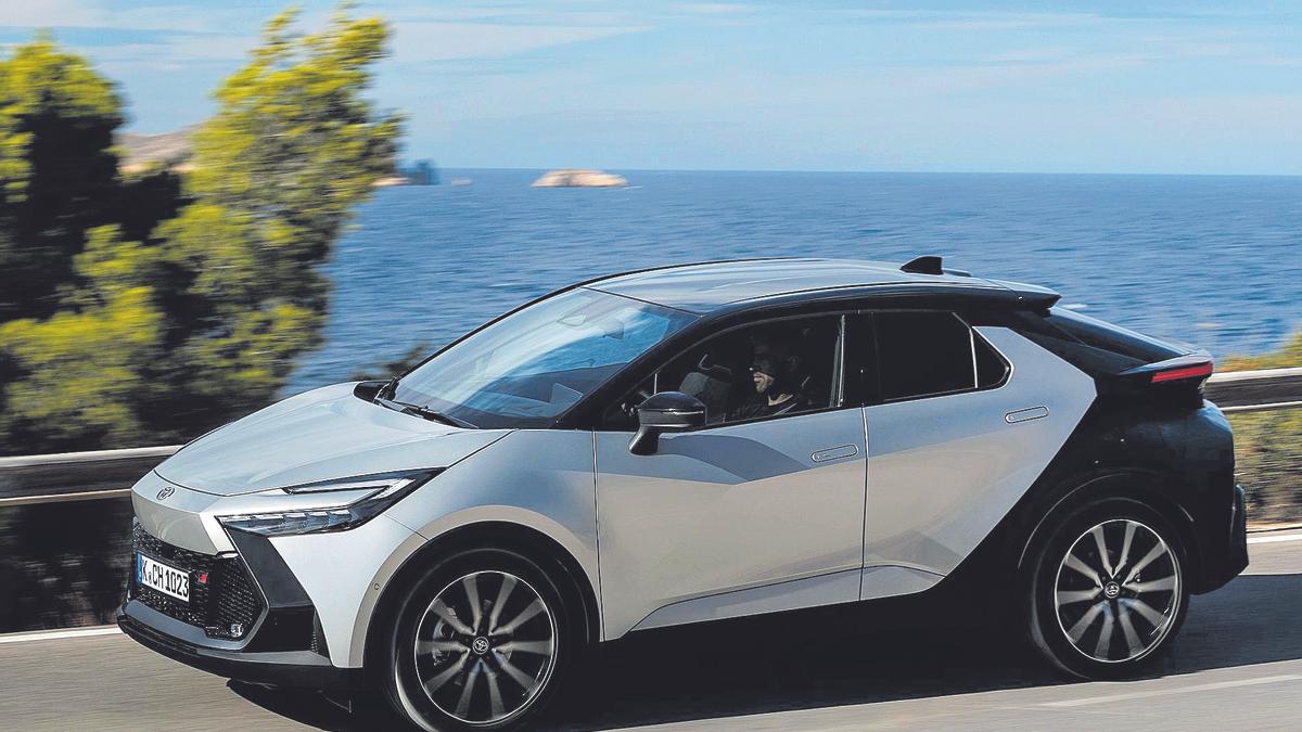 El nuevo Toyota C-HR mantiene su diseño agresivo, con aristas y ángulos por toda la carrocería.