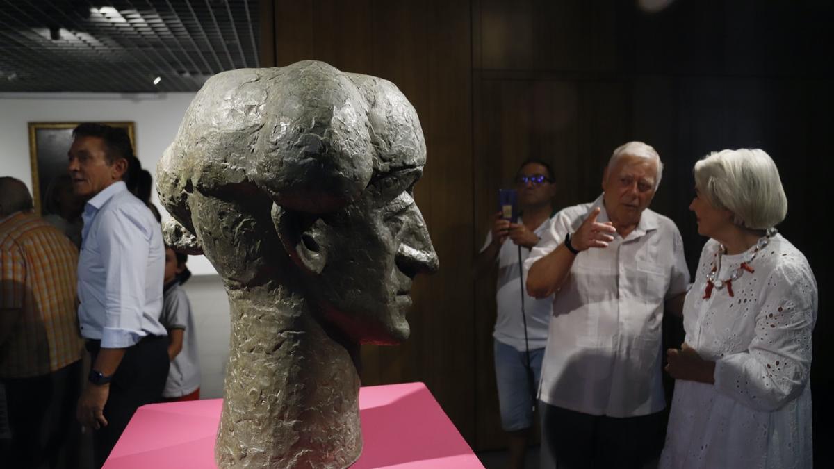 Un busto de Manolete en la exposición que rinde homenaje al torero en el 75º aniversario de su muerte.