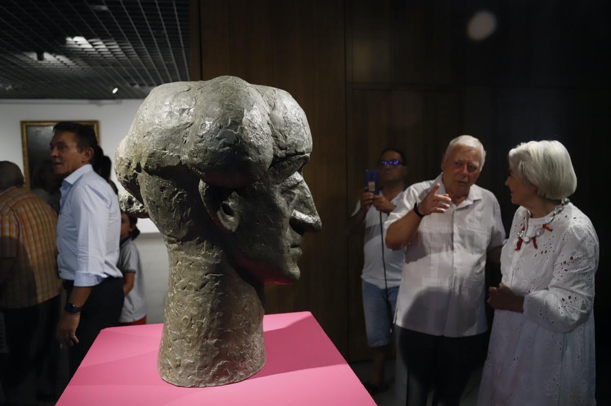 Un busto de Manolete en la exposición que rinde homenaje al torero en el 75º aniversario de su muerte.