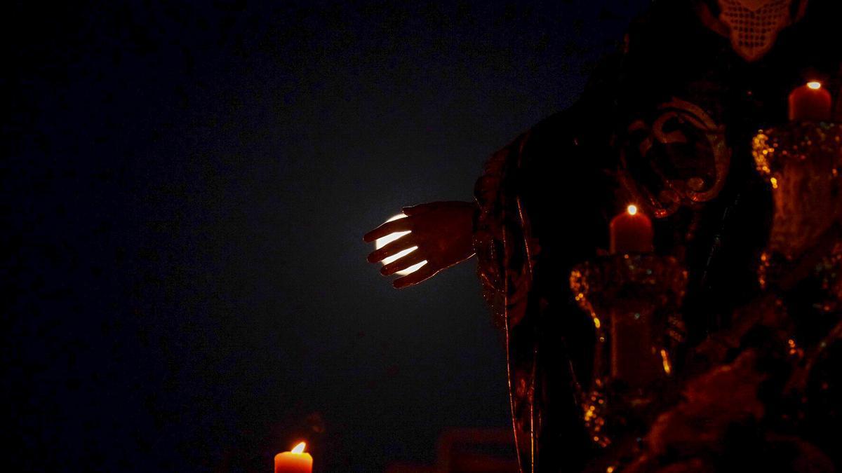 La mano de la Virgen de la Soledad de San Pablo 'acaricia' la luna llena de este Viernes Santo