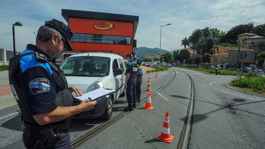 Control de la Policía Local en Valle Inclán. // Iñaki Abella