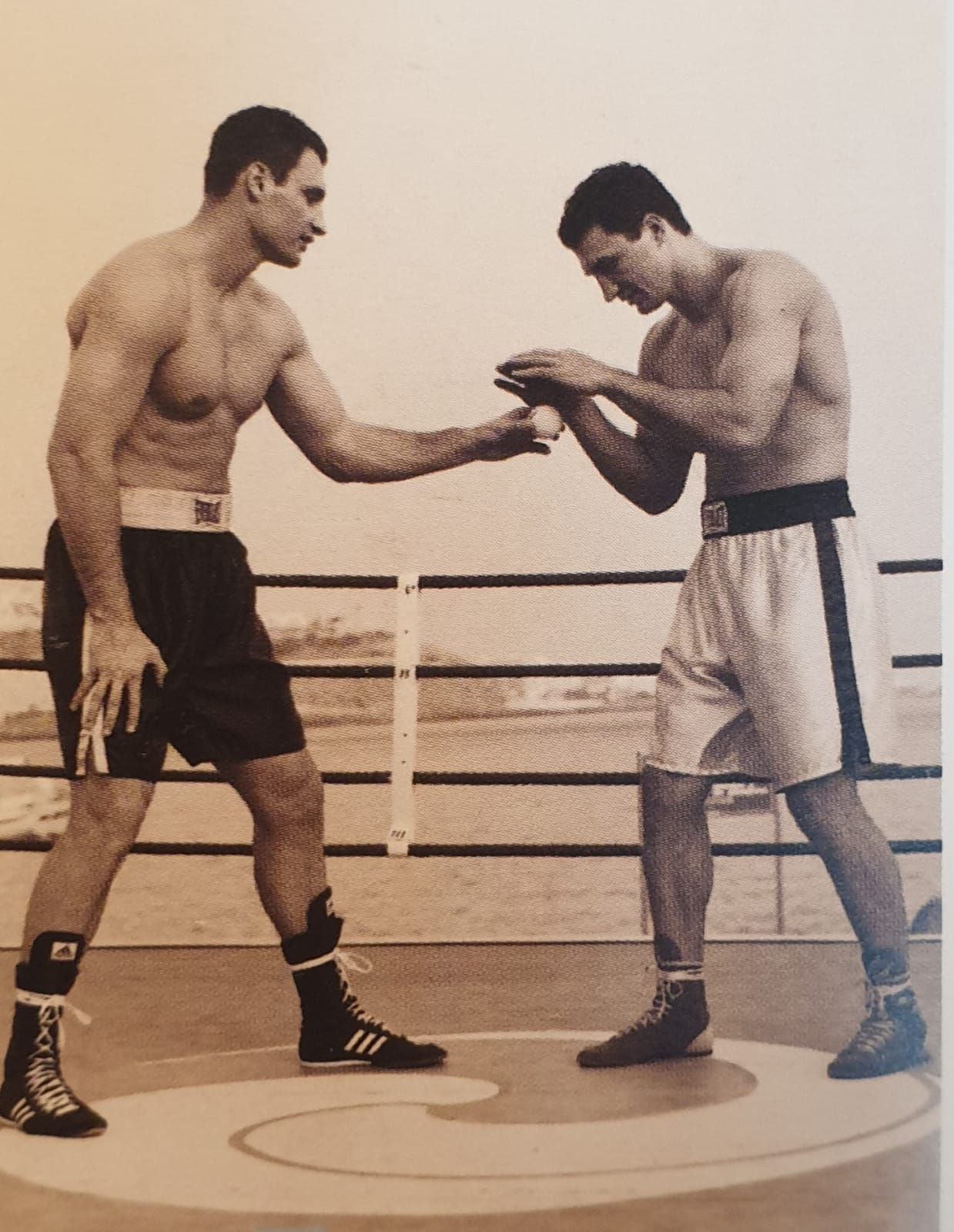 Wladimir y Vitali Klitschko, practicando sobre el ring que se les habilitaba en el complejo sureño