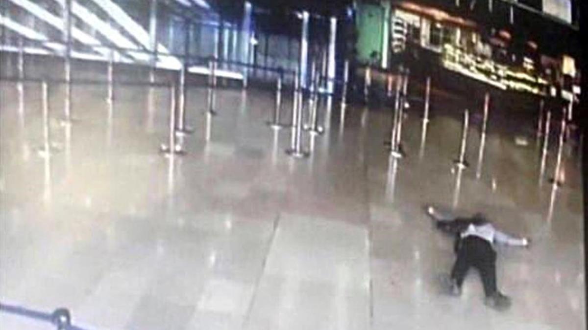 Imagen de las cámaras de seguridad del aeropuerto de Orly (París) donde se muestra al hombre abatido en el suelo de la terminal, el 18 de marzo.