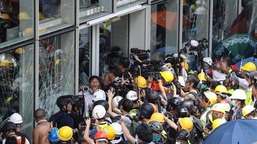 Los detenidos por el asalto al Parlamento de Hong Kong afrontan 10 años de cárcel