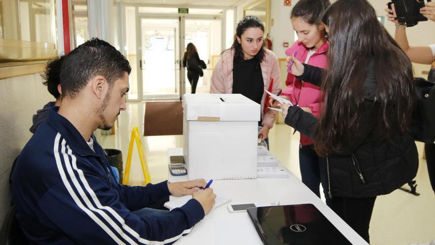 Los universitarios de Vigo 'deciden' sobre la abolición de la monarquía