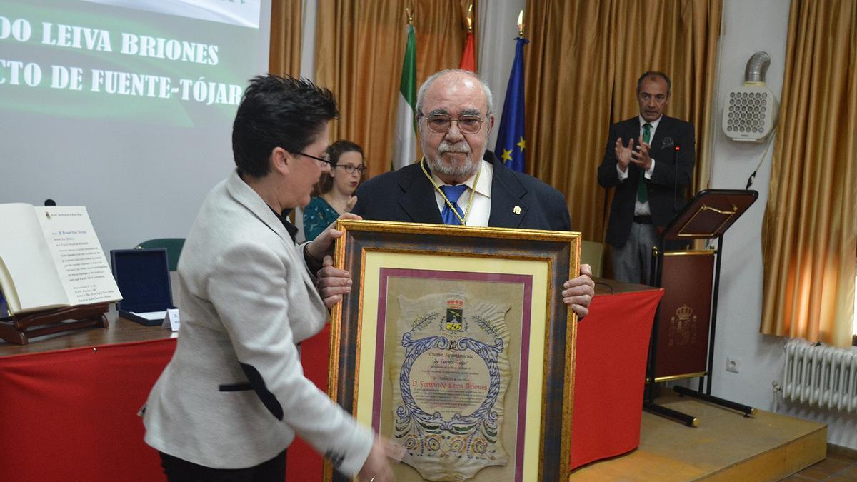 Fernando Leiva Briones recibe la distinción de Hijo Predilecto de Fuente-Tójar, en 2018.