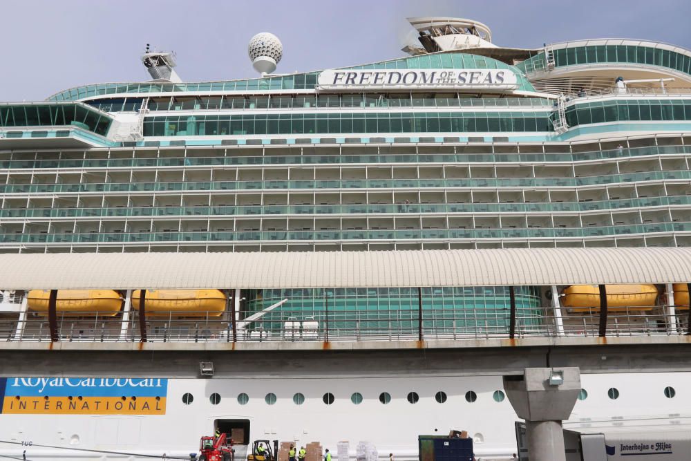 El lujoso interior del buque, de la compañía Royal Caribbean, que ha hecho escala en el puerto de Málaga