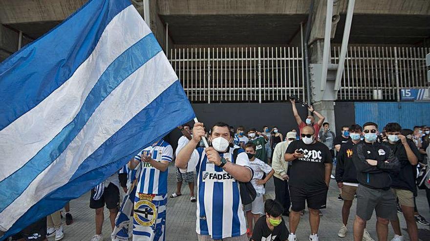 Aficionados antes del duelo ante el Fuenlabrada.