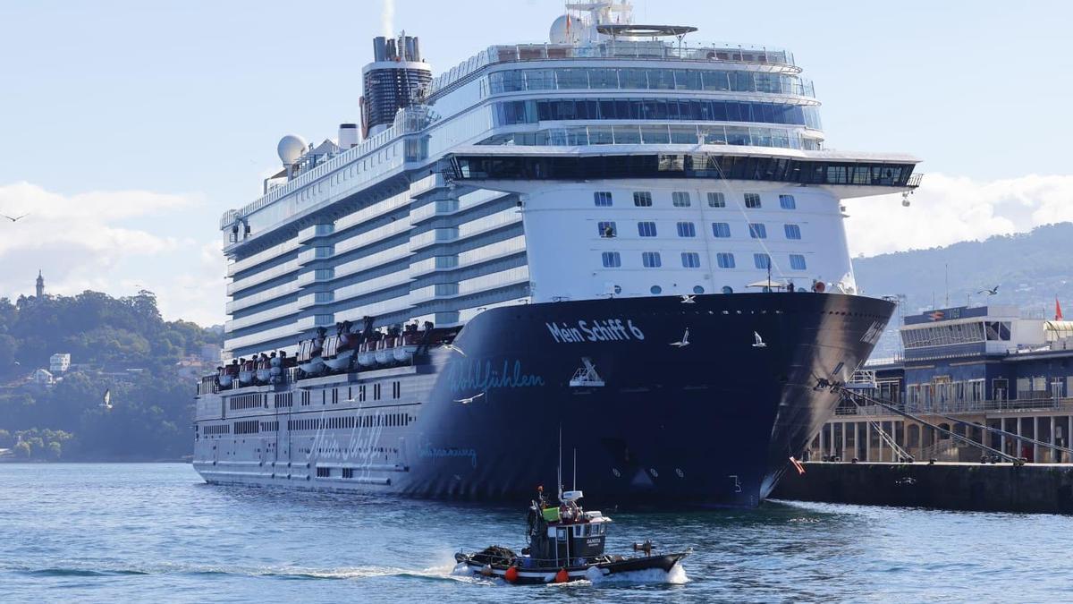 El «Mein Schiff 6», esta mañana en el puerto de Vigo.