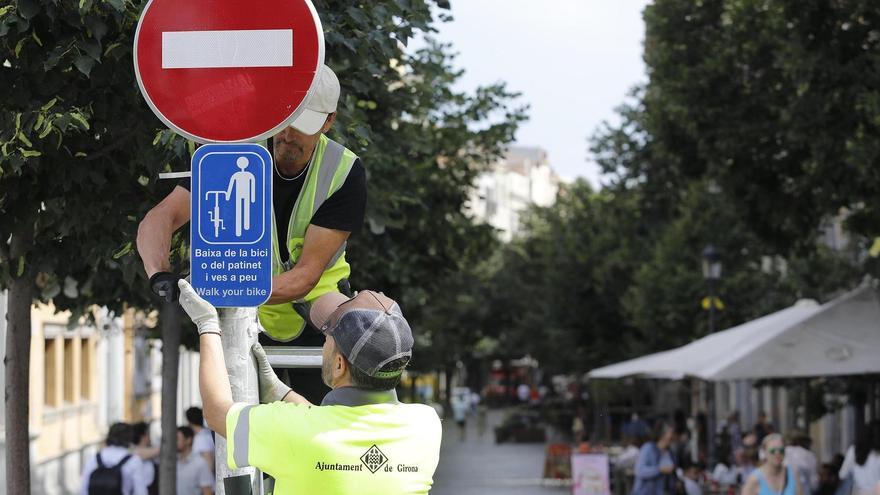Girona posa senyals per fer baixar els ciclistes de la bicicleta en punts del Barri Vell