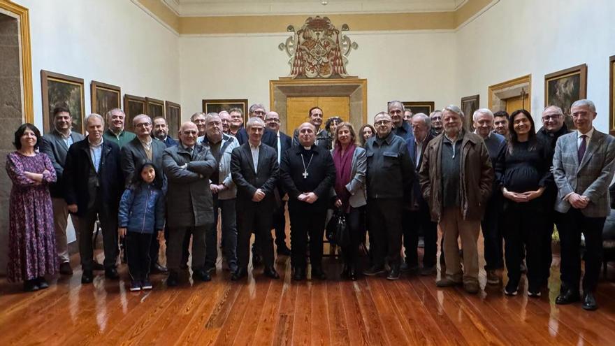 Monseñor Prieto (centro), en la recepción a los profesionales de los medios de comunicación, ayer, en Santiago.