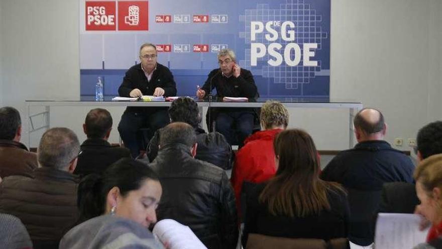 Un momento del encuentro con cargos del PSOE. // Jesús Regal