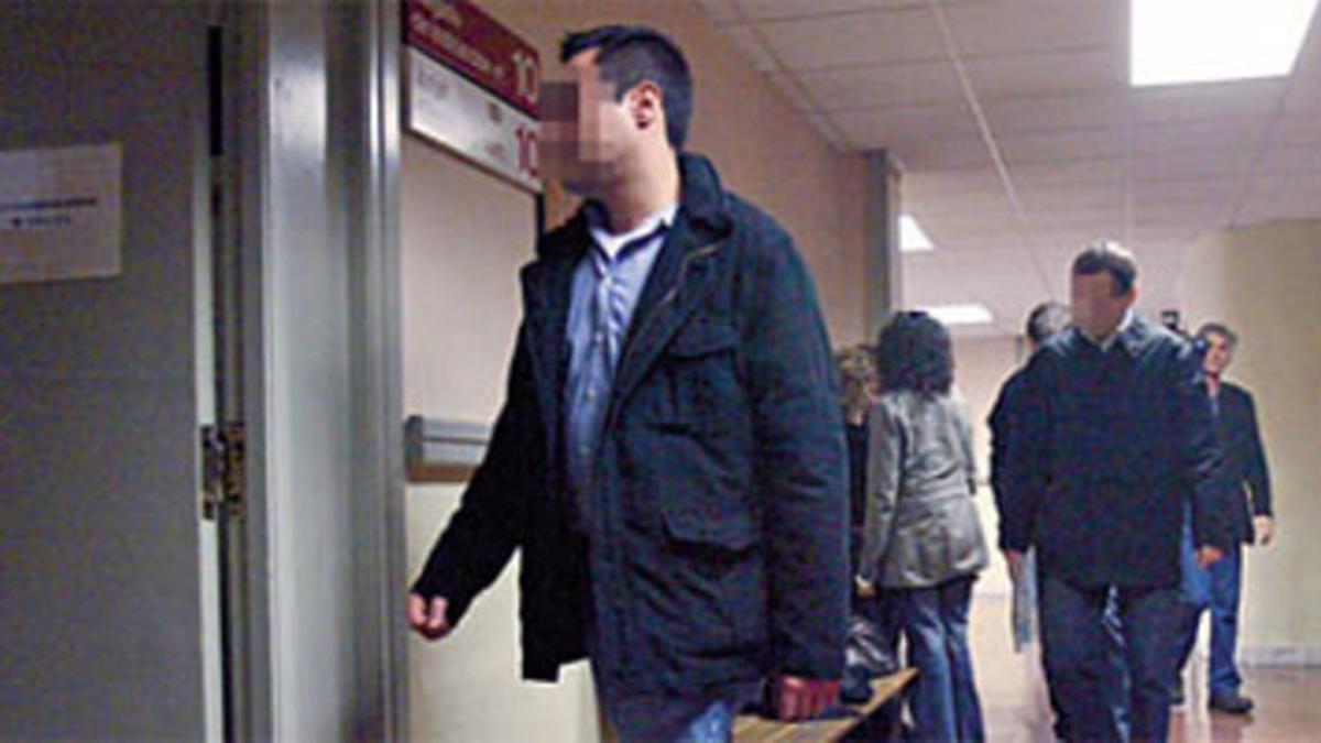 Los mossos procesados entran en el juzgado para declarar, en diciembre del 2006.