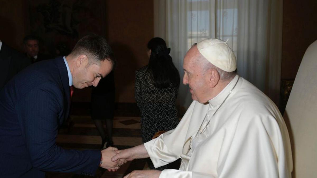 Jesús Rey, de AJE Pontevedra, acude a una audiencia con el Papa  | FDV