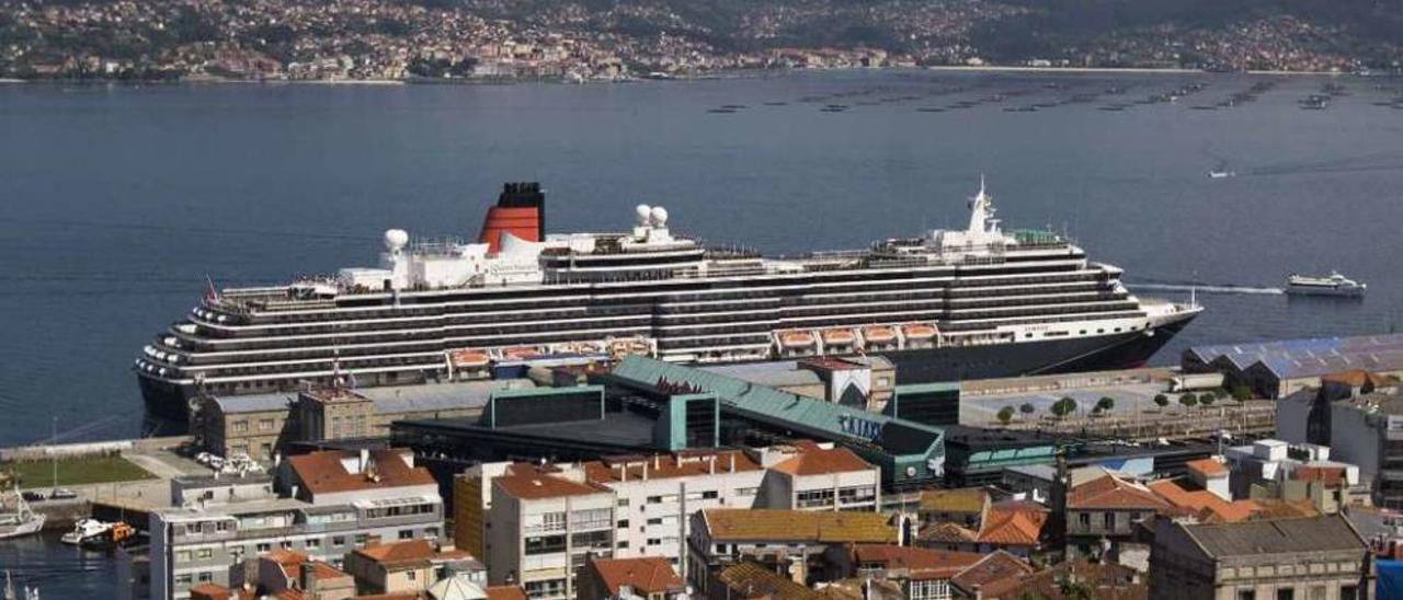 El &quot;Queen Victoria&quot; sucede al &quot;Harmony&quot; en la Estación Marítima |  Cuando aún no se habían apagado los ecos de la escala del mayor crucero del mundo, la Estación Marítima recibía ayer la visita del trasatlántico inglés Queen Victoria. Con más de 2.000 pasajeros y 900 tripulantes, el elegante buque de Cunard Line arribó en el marco de un crucero de siete noches desde Southampton, con atraques en Leixões, Lisboa, Vigo y St. Peter Port. Tras nueve horas de escala, zarpó a las 18.30 horas después de ser consignado por Pérez y Cía. El próximo crucero que llegue a Vigo será el Artania, el próximo sábado. Informa: Fco. Díaz Guerrero.