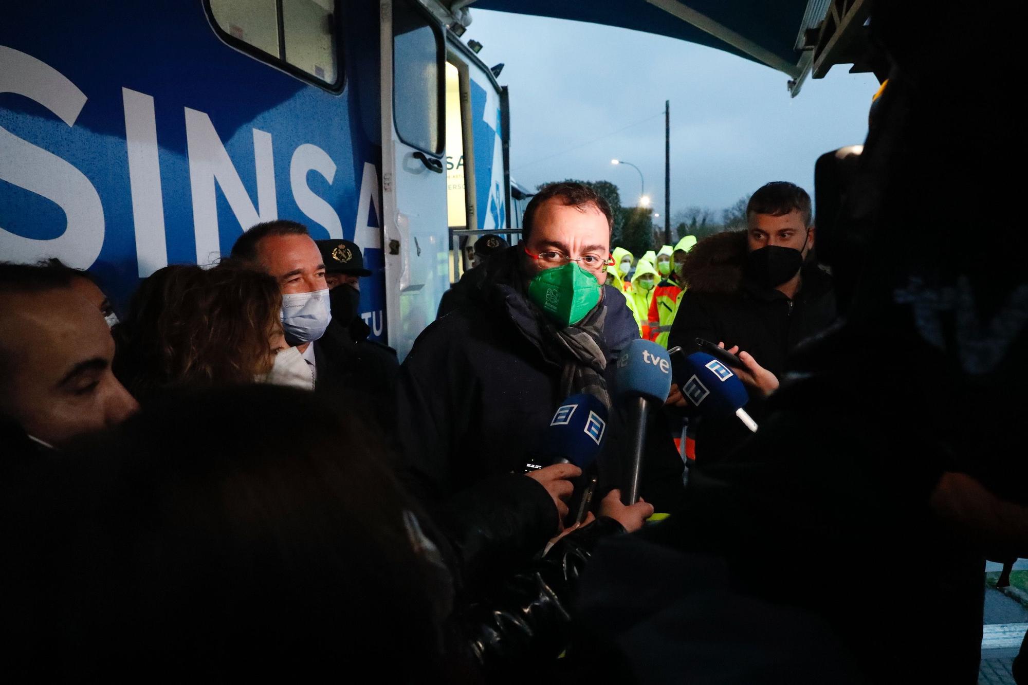 El temporal en Asturias: el presidente regional, Adrián Barbón, en Arriondas