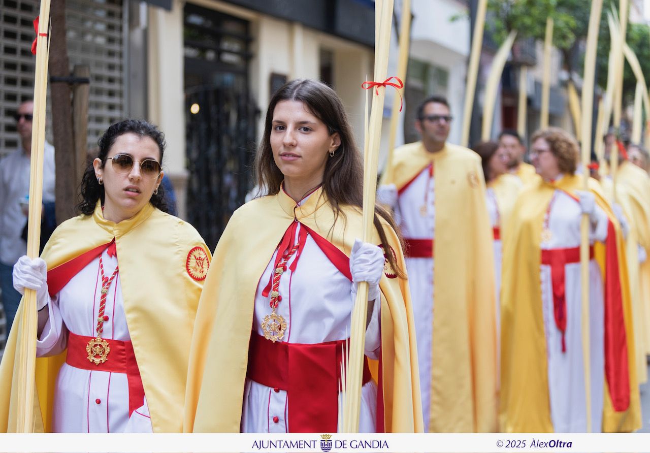 Espectacular y multitudinaria procesión del Domingo de Ramos en Gandia